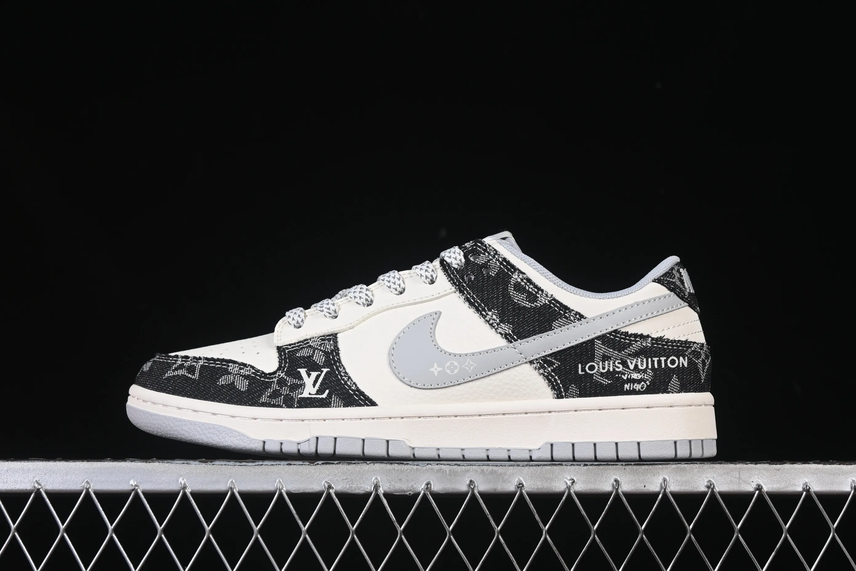 All categories Nk SB Dunk Series Nk SB Dunk Low High-end customized low-top sneakers Nike SB Dunk Low LV co-branded black denim print Anniversary high-end customized low-top casual sneakers JP1628-020
